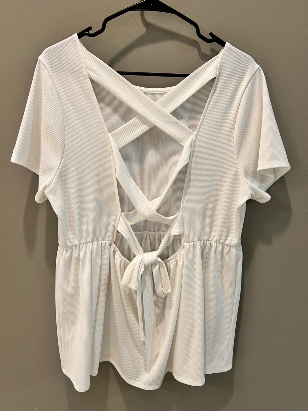 Gilli White Crisscross Tie-Back Peplum Top
